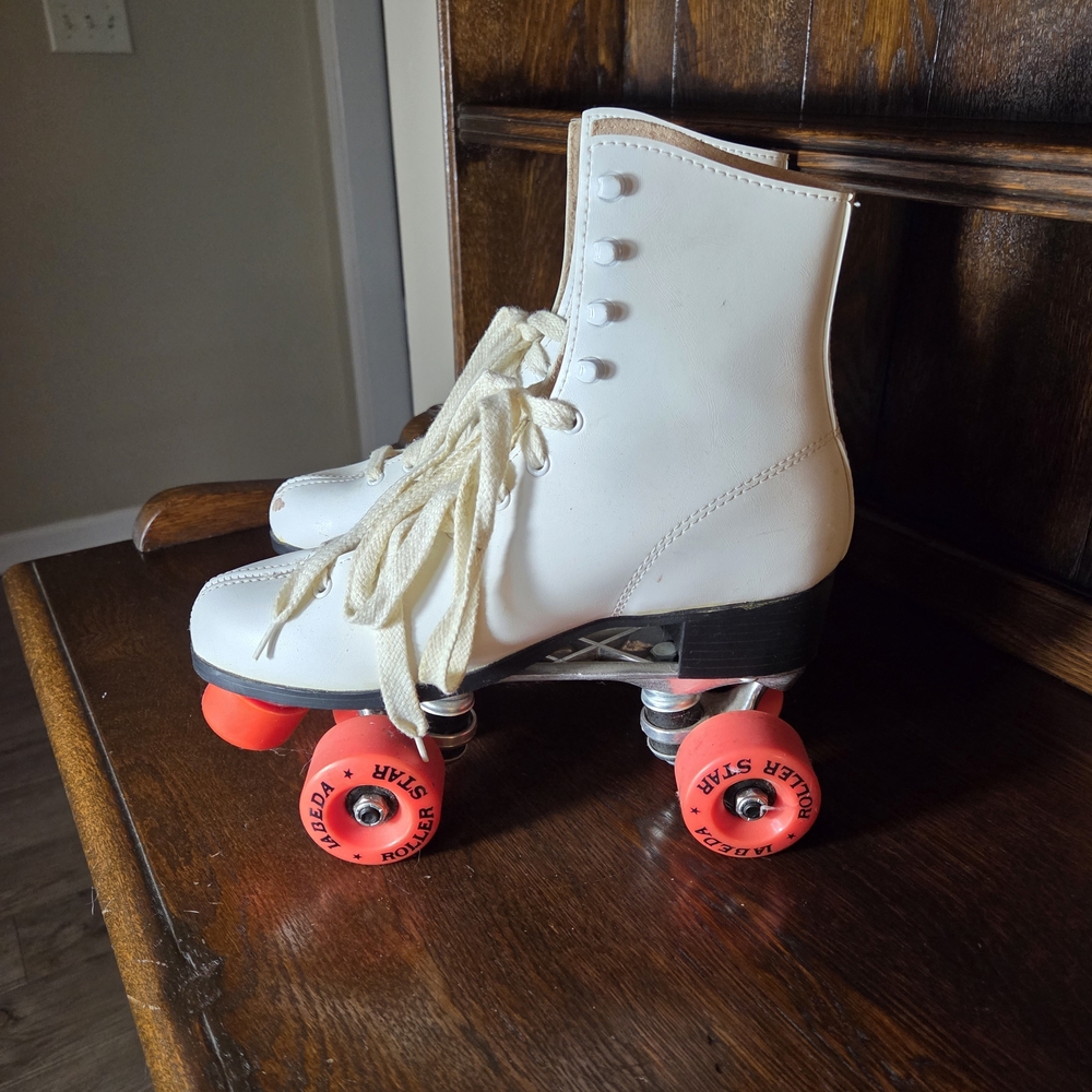 Classic White Roller Skates with Red Wheels - Picture 7 of 16